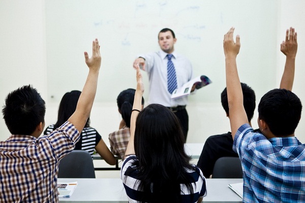 Một số trường tại Hà Nội và Tp.HCM vẫn tự ý thuê giáo viên bản ngữ đứng lớp trên cơ sở thỏa thuận và với phụ huynh về mức học phí.